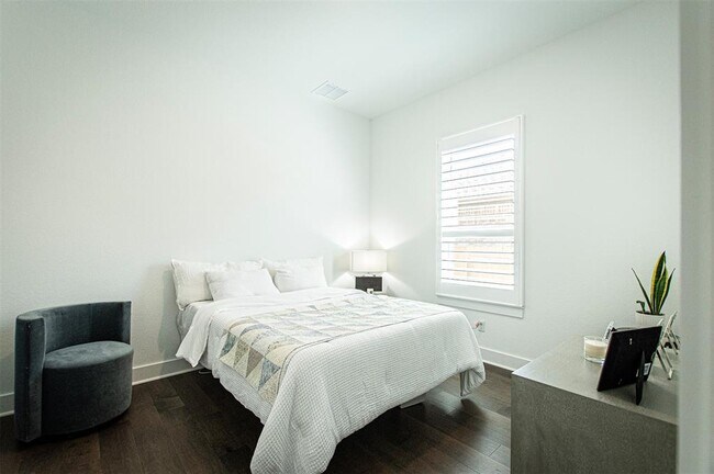 Building Photo - 215 Milam Crk Dr