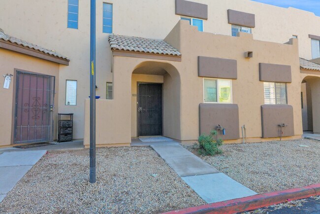 Front - 1935 W Morten Ave