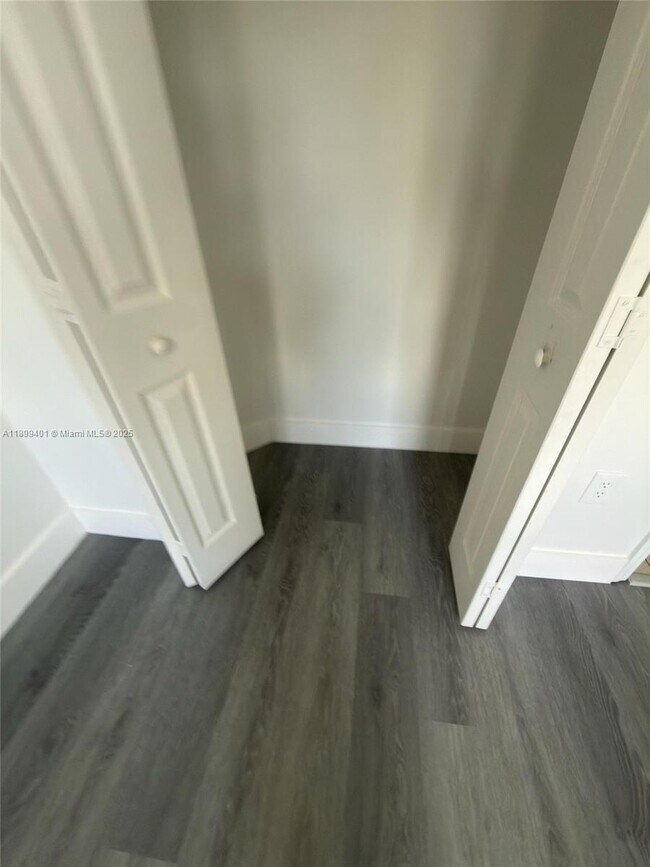 Building Photo - 930 NE 34th Ave