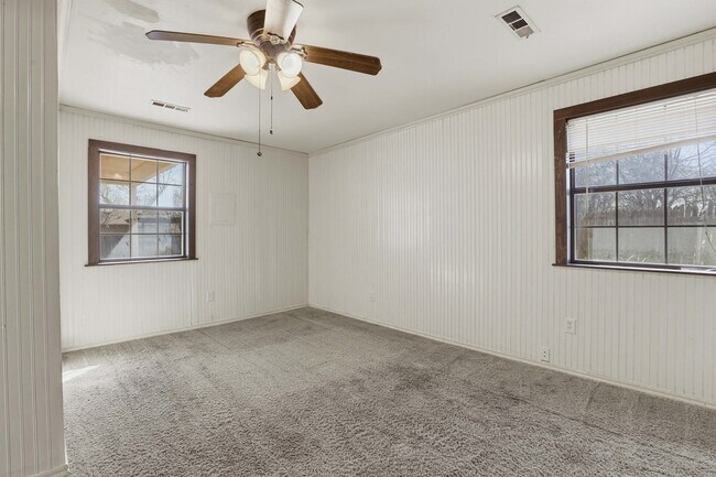 Building Photo - 1328 Hazelwood Dr