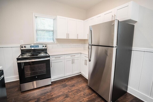 Building Photo - 409 E Jean St