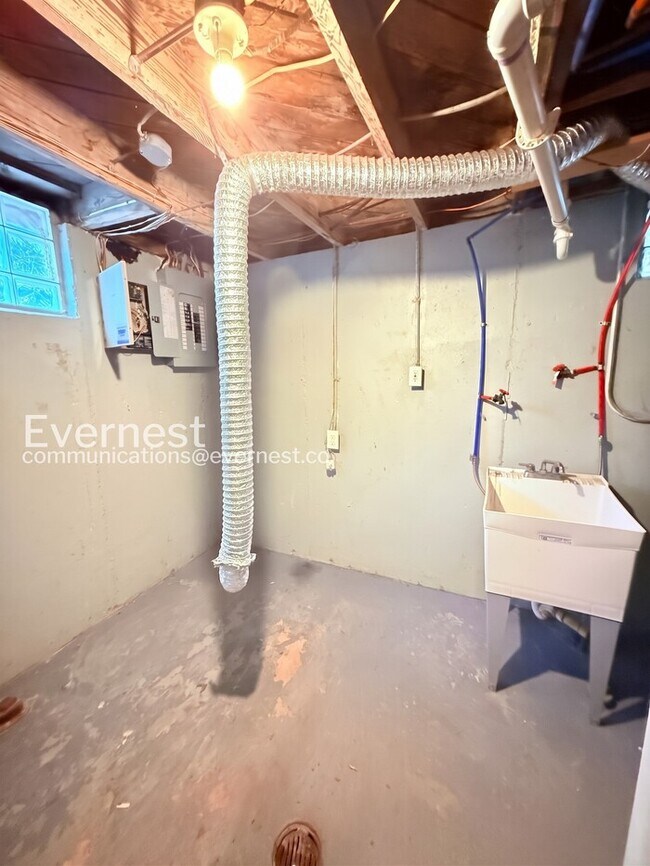 Building Photo - Charming Home with Detached Garage and Basement! | Pet Friendly