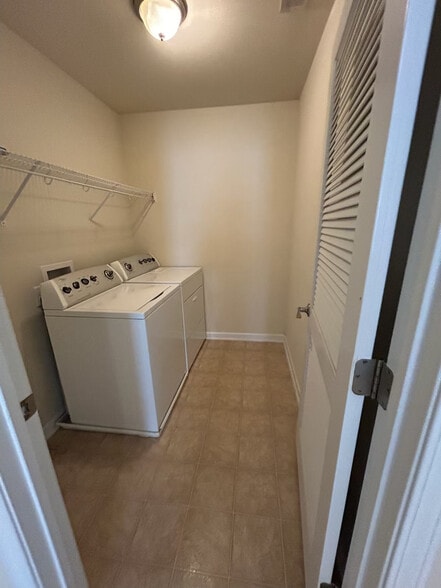 Bedroom level-Utility room - 725 Garden Square Ln