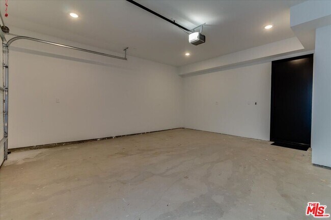 Building Photo - 2034 S Curson Ave