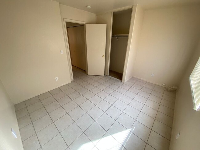 Building Photo - Great 3 bedroom/2 bathroom home in Henderson