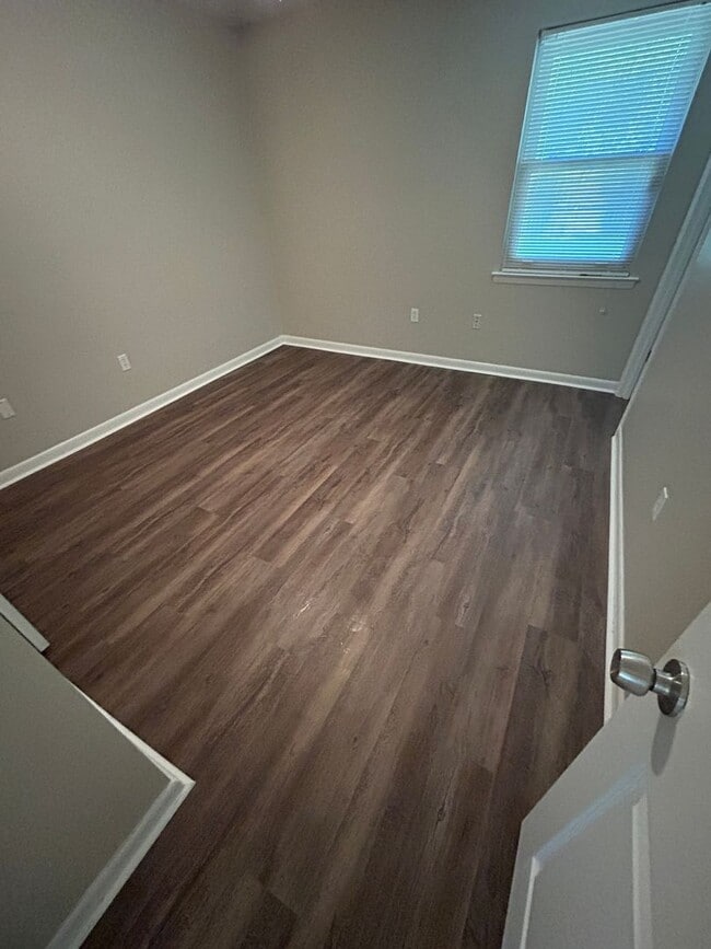Building Photo - 4 bedroom/1.5 bathroom in Savannah, GA