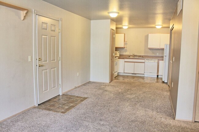 Building Photo - Two Bedroom Two Bath Ground Floor Condo for Rent!