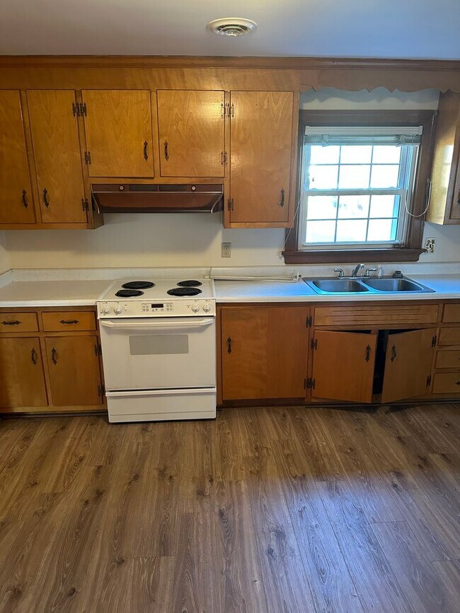 Building Photo - Well maintained 3 Bedroom/2 bath brick rancher in Mechanicsville with large backyard and two car ...