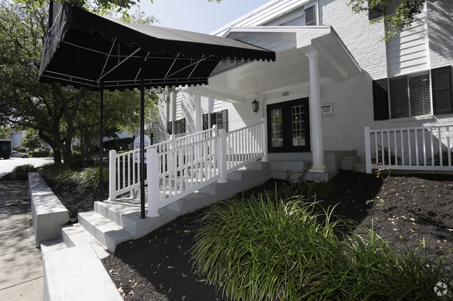 Building Photo - Broadmoor Apartments