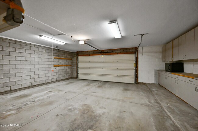 Building Photo - 324 W Willow Ave