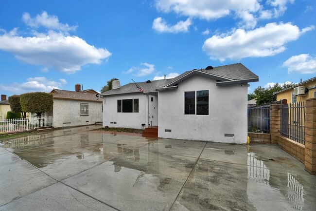 Building Photo - 7237 Tujunga Ave