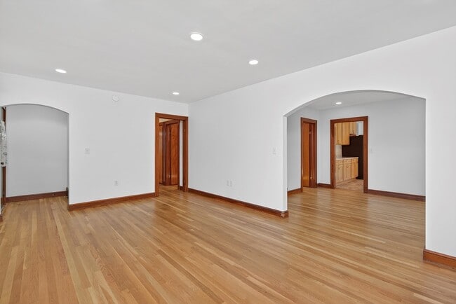 Building Photo - 250 Gillespie Dr NE