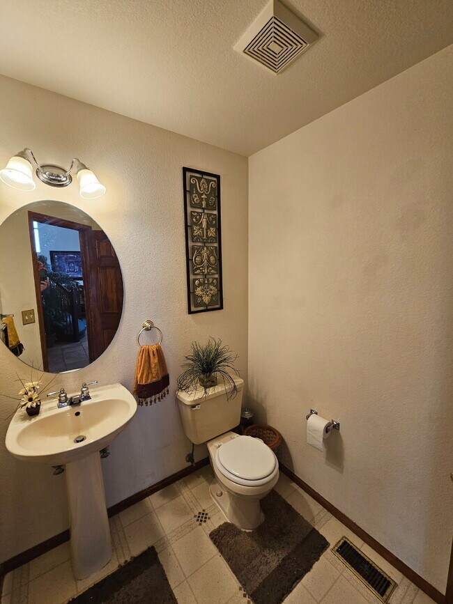 Building Photo - 5 Bedroom/ 4 Bath Two-Story in Governors Place