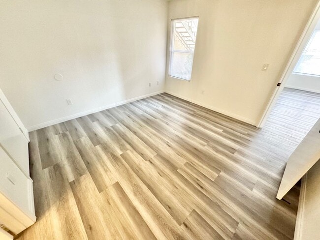 Building Photo - 2 Bedroom, 2 Full Bath Newly Renovated Con...