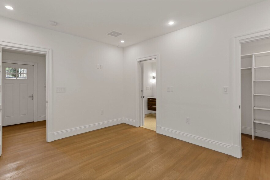 bedroom - 913 N Ivy St