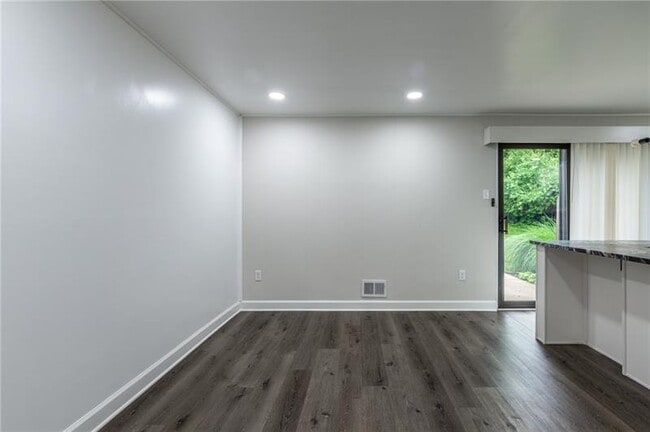 Building Photo - 107 Forest Edge Dr