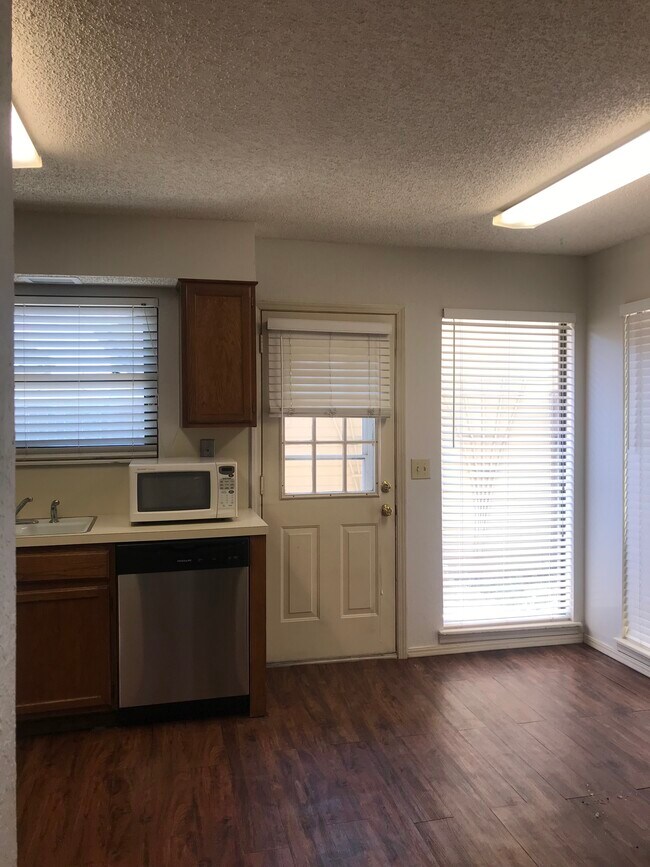 Building Photo - 1201 Sequoyah St