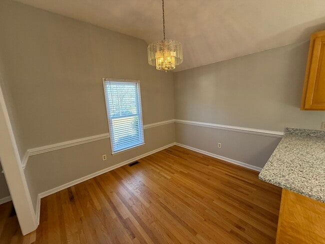 Building Photo - Beautiful Ranch style 3 Bed 2 Bath Home! Large Yard and 2 Car Garage!