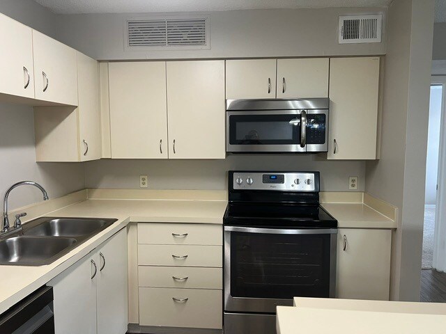 Kitchen - 351 Lone Hill Dr
