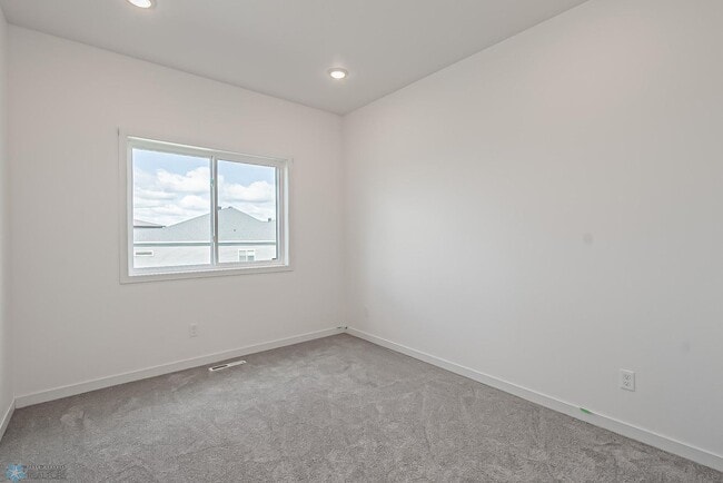 Building Photo - 4 bedroom 2 bathroom house