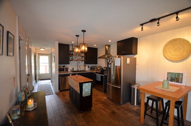 Building Photo - Updated Unit! Great Views! Year lease!