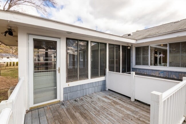 Building Photo - 22 Livoli Rd