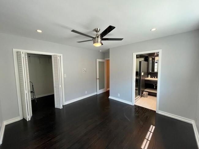 Building Photo - READY FOR MOVE-IN! 3+2.5 w/appliances + great backyard!