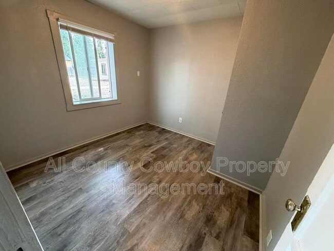 Building Photo - 866 N 5th St