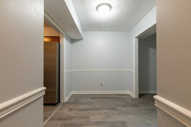 Building Photo - 3 story 2 bed 1.5 bath condo with large ga...