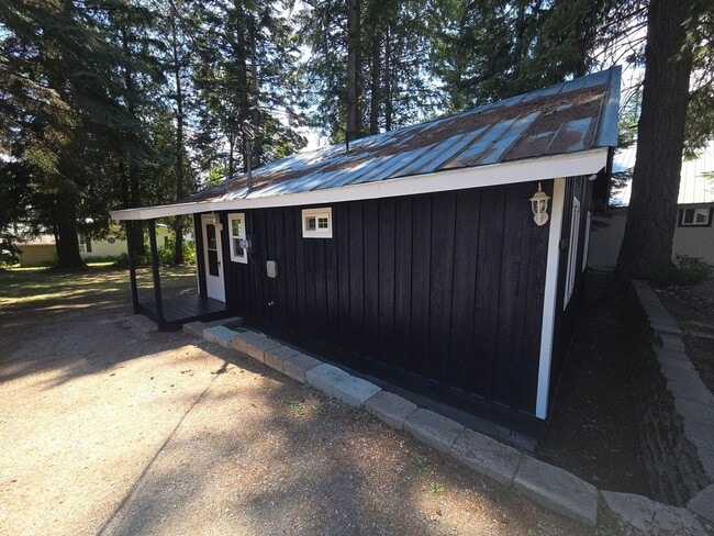 Building Photo - 2 Bed 1 Bath on Diamond Lake Secondary Lot