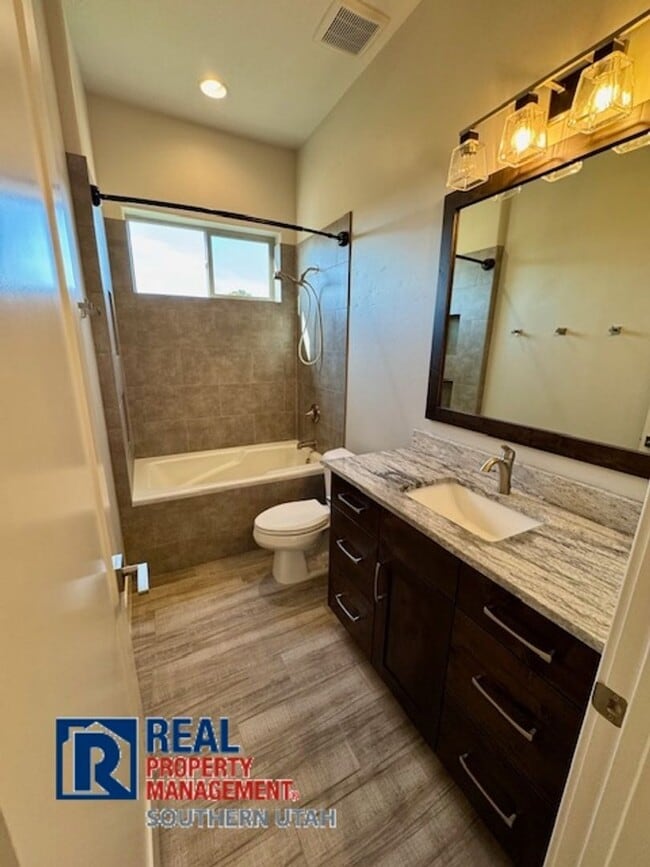 Building Photo - 4 Bedroom home on elevated Bloomington lot...