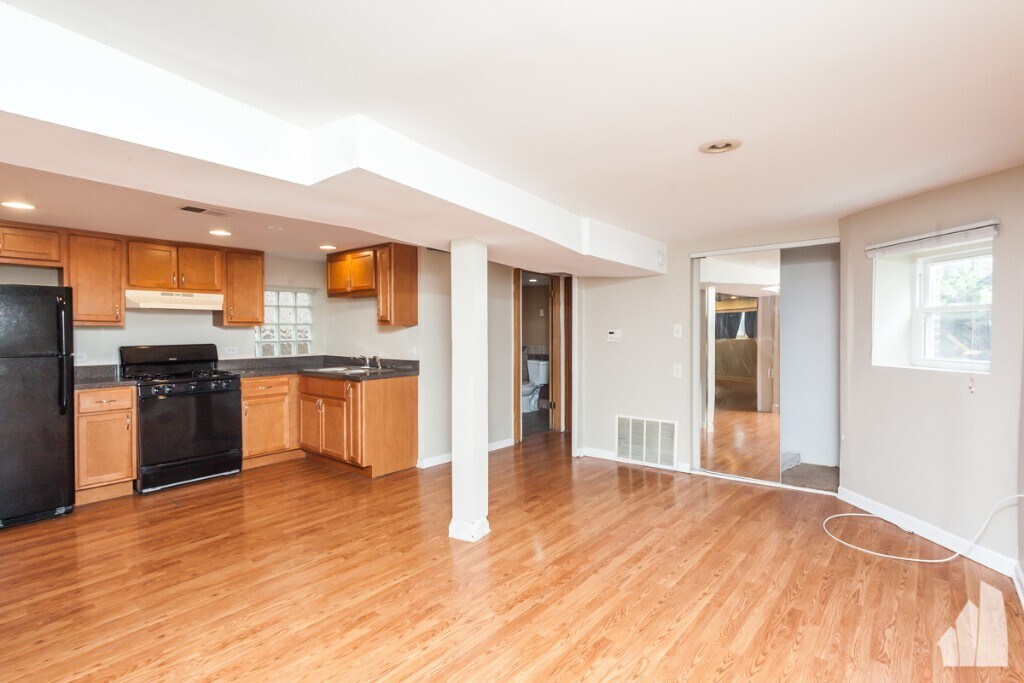 Building Photo - 2436 W Diversey Ave