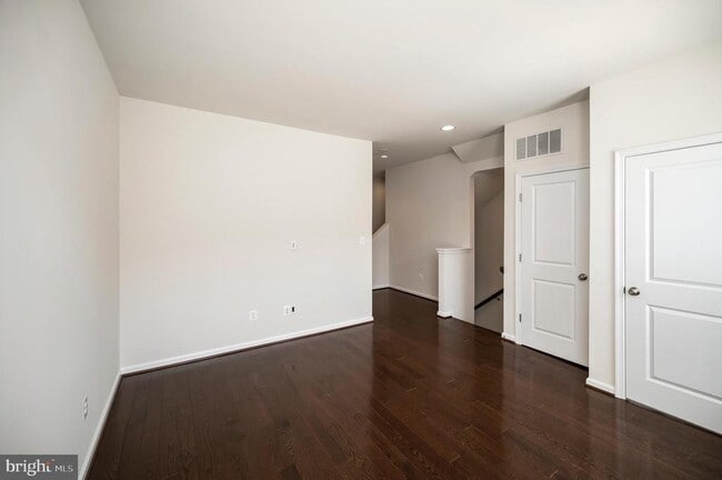 Building Photo - 208 Freesia Ln