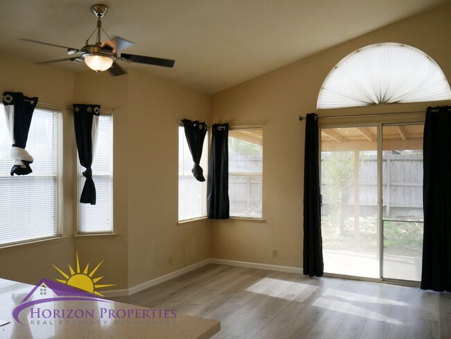 Building Photo - 9472 Clementine Way
