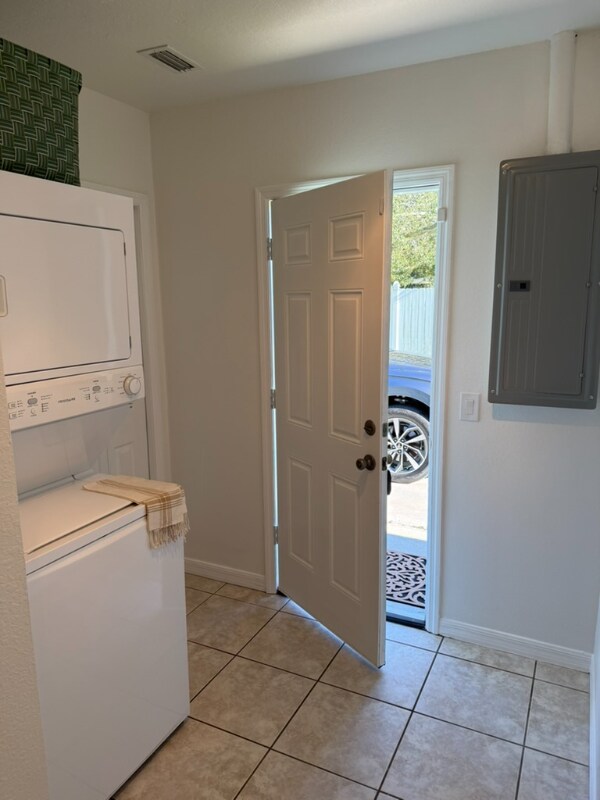 Building Photo - 2370 Lakeview Dr