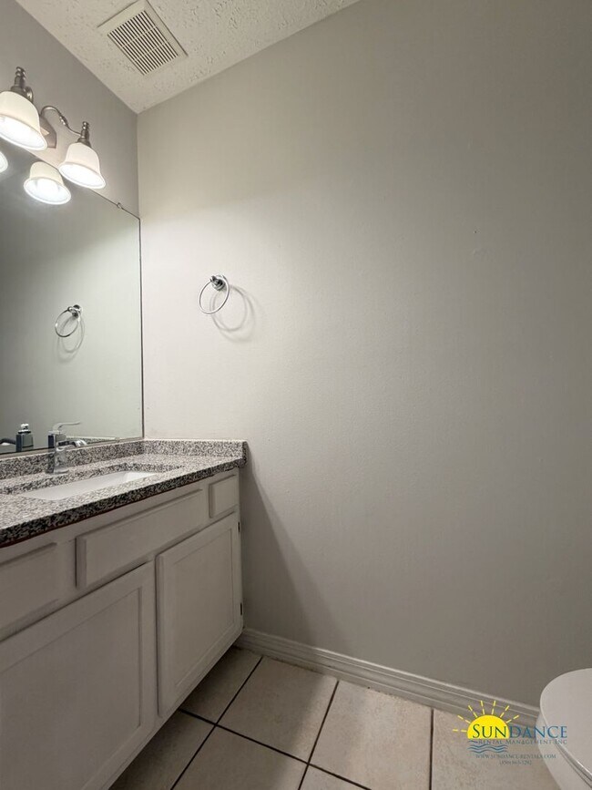 Building Photo - Great 2 Bedroom Townhouse in Fort Walton!