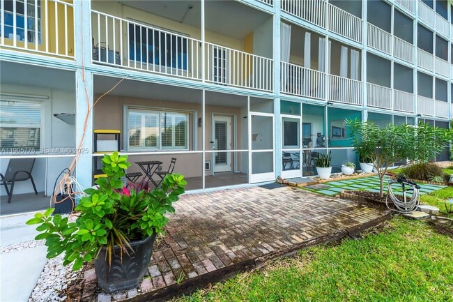 Building Photo - 801 NE 18th Ct