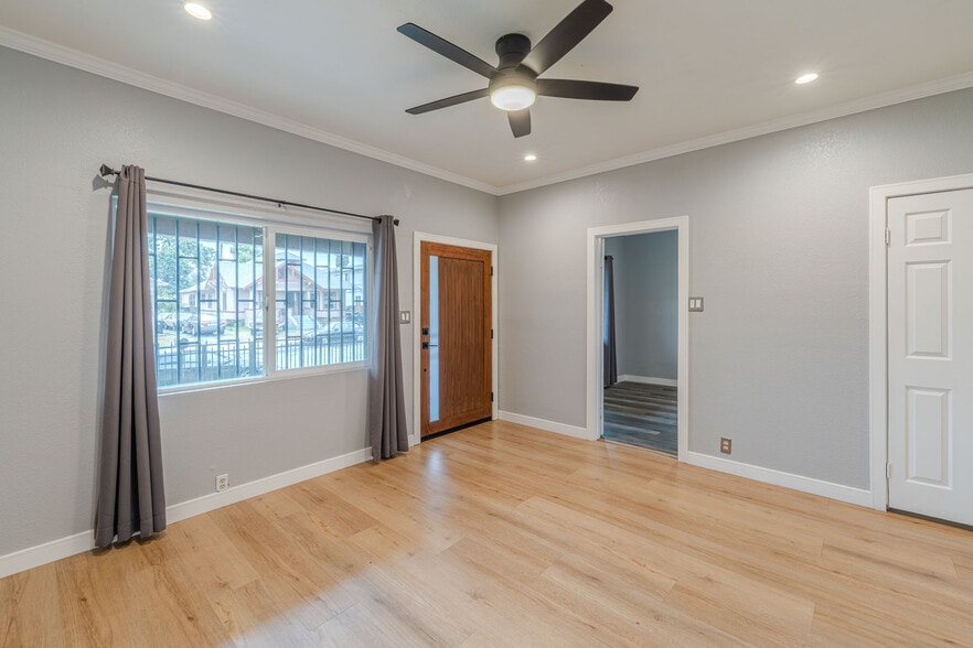 Building Photo - 146 W 57th St