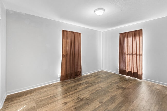 Building Photo - 711 ManApart