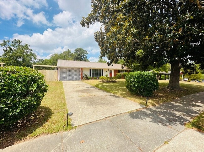 Building Photo - 924 Stoneykirk Dr