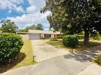 Building Photo - 924 Stoneykirk Dr