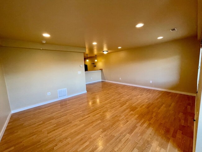 Building Photo - Lovely 3 Bed 2.5 home with 2 car garage