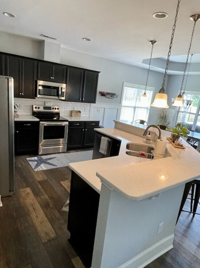 Building Photo - Welcome to this charming 3-bedroom, 2-bath...