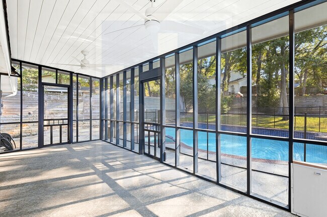 Building Photo - 1705 Deerfield Dr