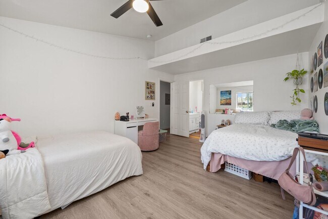 Building Photo - Private turfed yard!