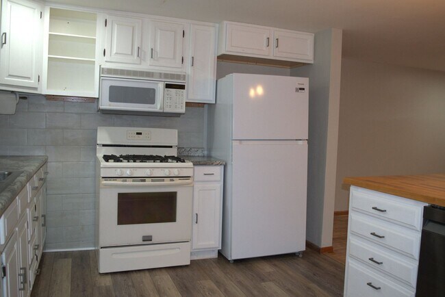 Building Photo - 416 Victoria Dr