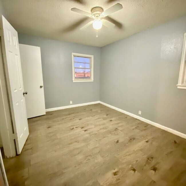 Building Photo - 1712 42nd St