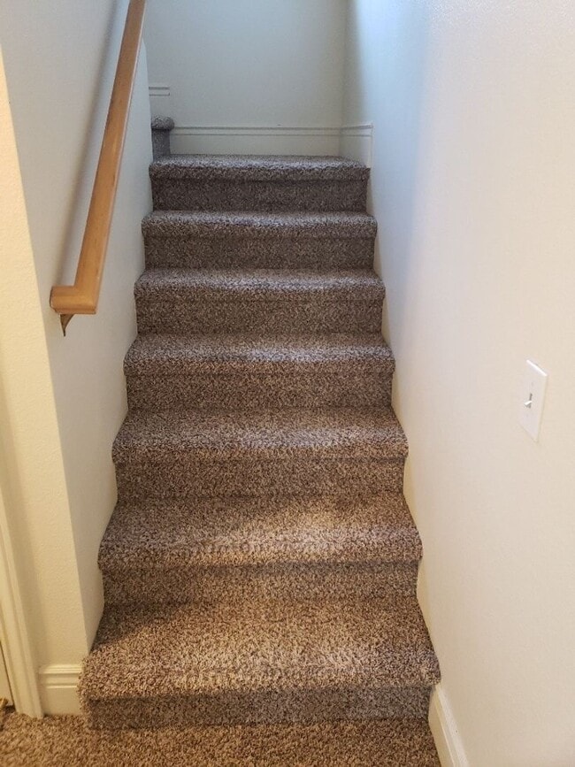 Building Photo - Adorable Spacious 3 Bdrm 3 Bath Home