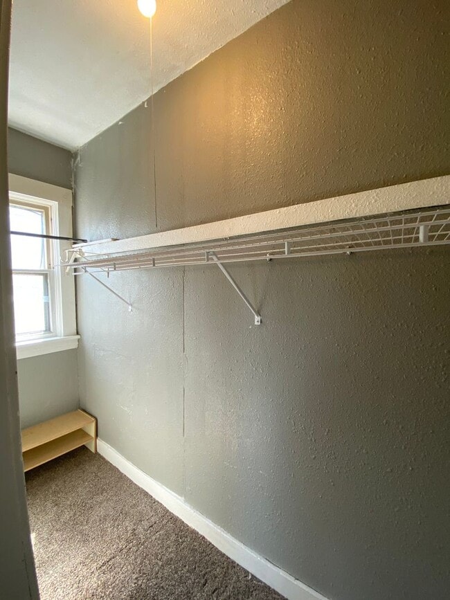 Building Photo - 920 E 5th St