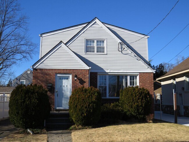 6 Bedroom / 2 Full Bath - 227 Kensington Rd S Garden City NY 11530 ...